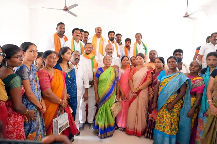 కేసీఆర్‌పై కాంగ్రెస్ కేసుల డ్రామా!