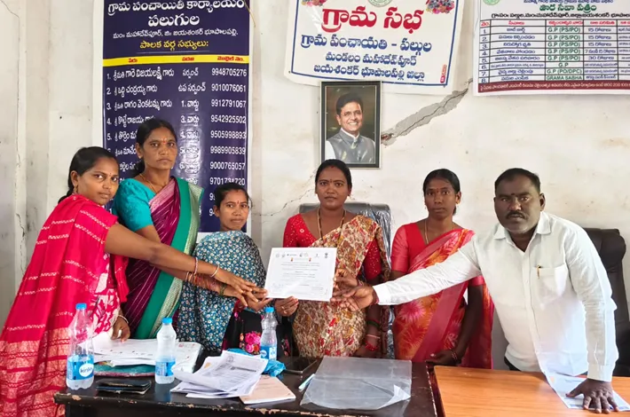 కుట్టు మిషన్ శిక్షణ పూర్తి చేసిన మహిళలకు సర్టిఫికెట్ల ప్రదానం