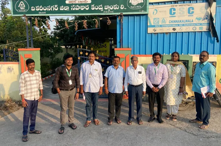 చిన్నకల్వల సహకార సంఘాన్ని సందర్శించిన  డీసీసీబీ అధికారులు