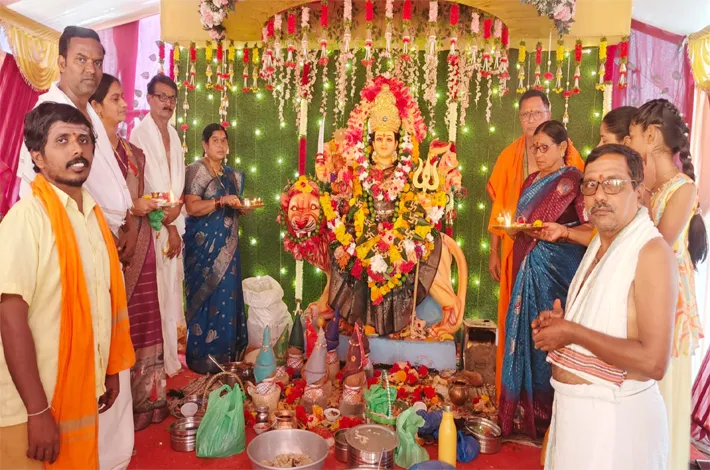 దుర్గాదేవికి 51 నైవేద్యాలు సమర్పించిన భక్తులు