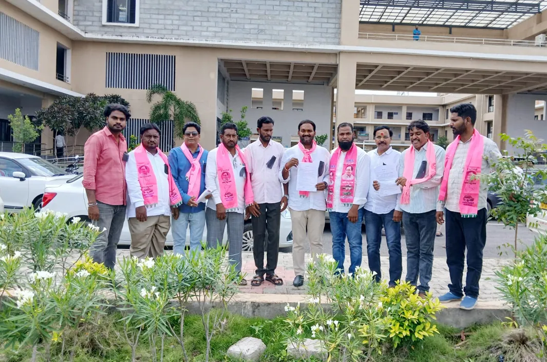 నల్ల బ్యాడ్జీలతో నిరసన