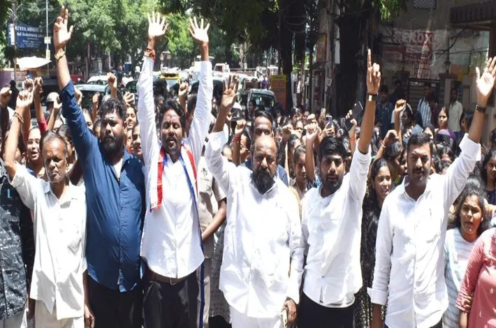 ఫీజు బకాయిలు వెంటనే చెల్లించాలి