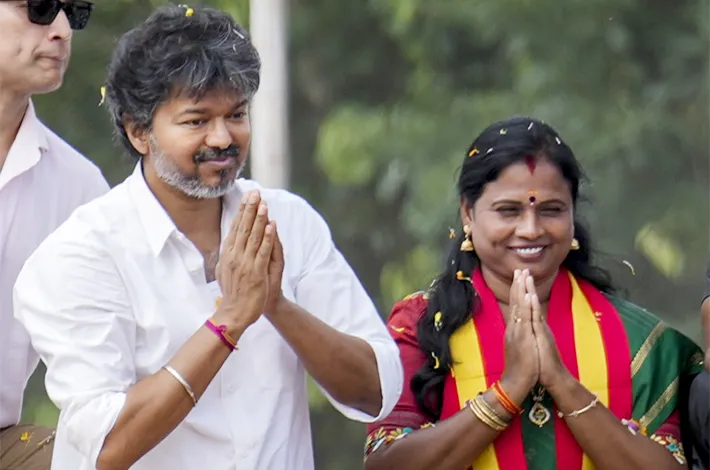 సీఎం విజయ్ రోడ్‌షో