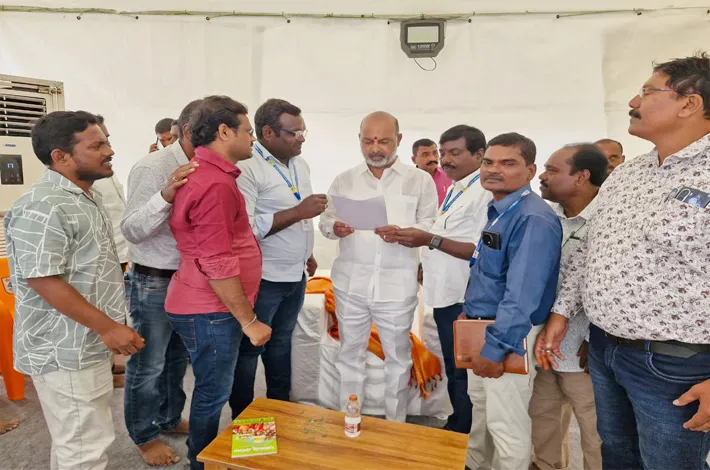 కేంద్రమంత్రికి వినతి పత్రం అందజేసిన బిఎస్ఎన్ఎల్ ఉద్యోగులు