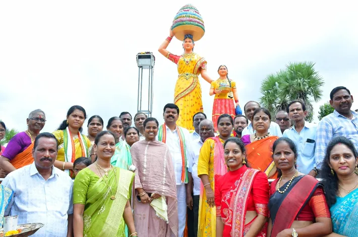 గౌరిశెట్టి వారి ఆధ్వర్యంలో బతుకమ్మ విగ్రహాల ఏర్పాటు