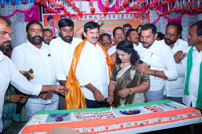 ఘనంగా మంత్రి పొంగులేటి ముందస్తు జన్మదిన వేడుకలు