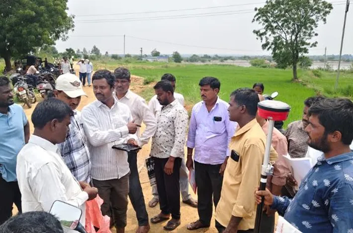 ఎర్రవల్లిలో భూ సర్వే కొనసాగింపు.. 150 మంది రైతులకు నోటీసులు
