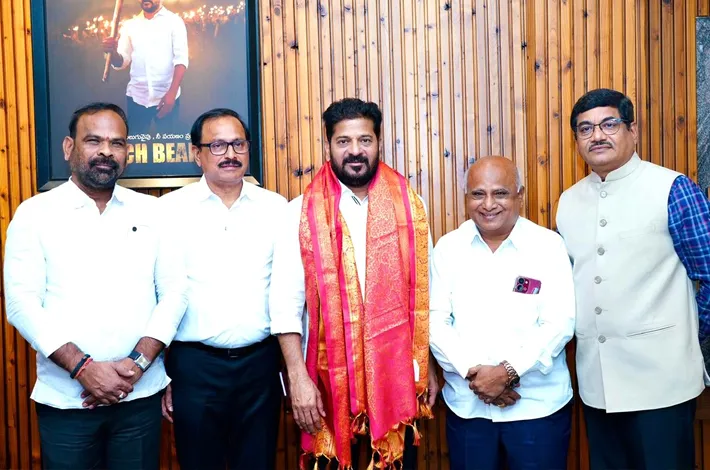 సీఎం రేవంత్ రెడ్డిని కలిసిన ఆర్టీఐ కమిషనర్లు