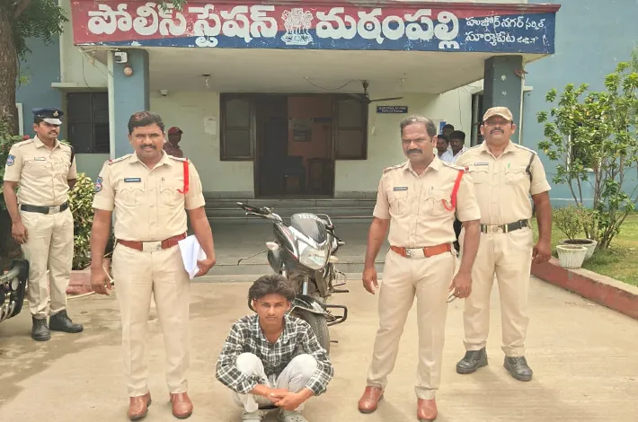 నడిరోడ్డుపై బైక్‎తో యువకుడు స్టంట్‎లు