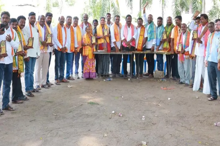 ఐక్యతను చాటి పార్టీని బలోపేతం చేయండి