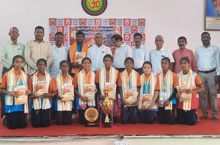 జాతీయస్థాయి క్రీడాకారులను అభినందించిన సరస్వతి శిశు మందిర్ ప్రతినిధులు