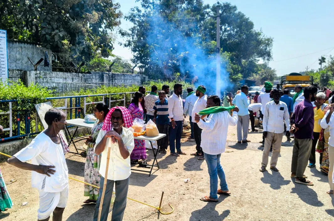 జీవిక స్టీల్‌ పరిశ్రమపై రైతుల ఆగ్రహం