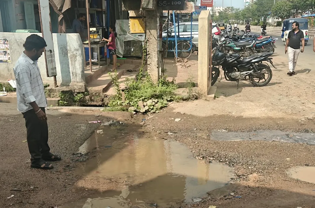 రెండు నెలలుగా వాటర్ లీకేజీ