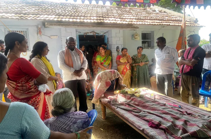 లక్ష్మమ్మకు బీఆర్ఎస్ నాయకురాలు దాసరి ఉష నివాళి