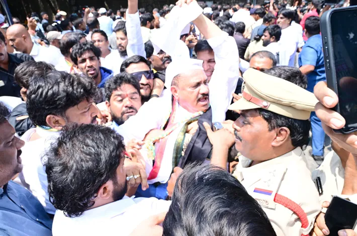 టీపీసీసీ, మంత్రుల అరెస్ట్.. లోక్‌భవన్ వద్ద హైటెన్షన్
