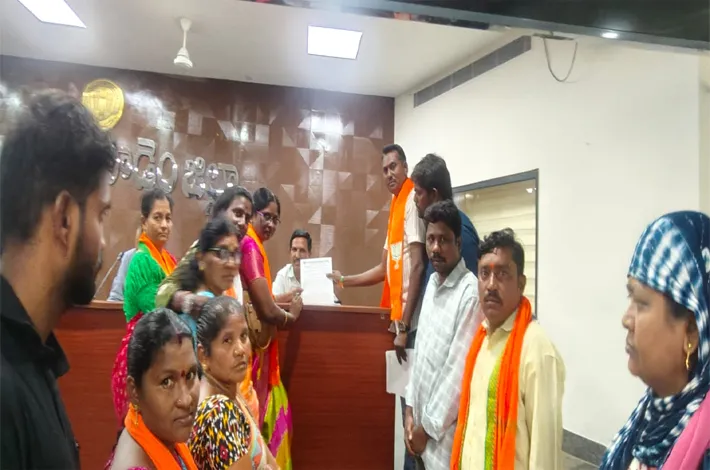 డబుల్ బెడ్ రూమ్ ఇండ్ల లబ్ధిదారులకి న్యాయం జరగాలి