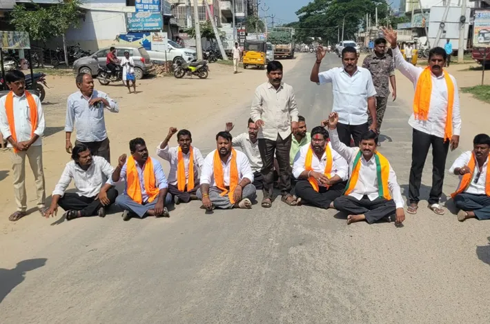 ఉట్నూర్ లో బిజెపి నాయకుల నిరసన