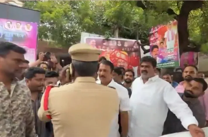 జీఓ-118 పత్రాల పంపిణీ రగడ.. కాంగ్రెస్, బీఆర్ఎస్ వార్
