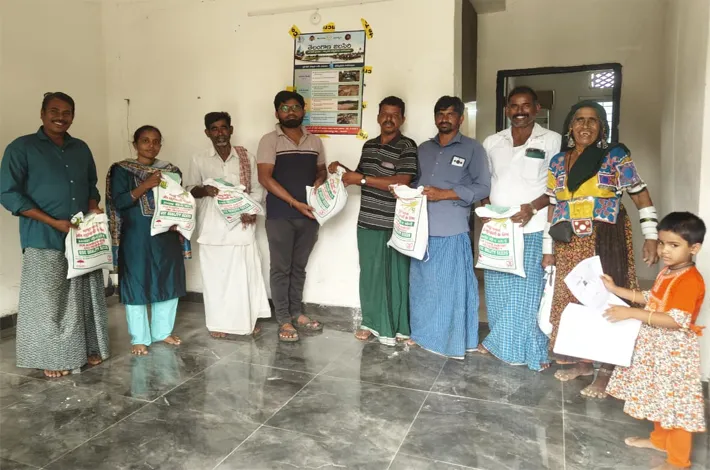 పెద్దతాండలో ఉచిత విత్తనాల పంపిణీ