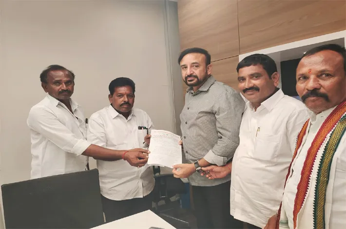 ఎమ్మెల్యేను కలిసిన మాసానిపల్లి సర్పంచి, మాజీ సర్పంచ్లు 