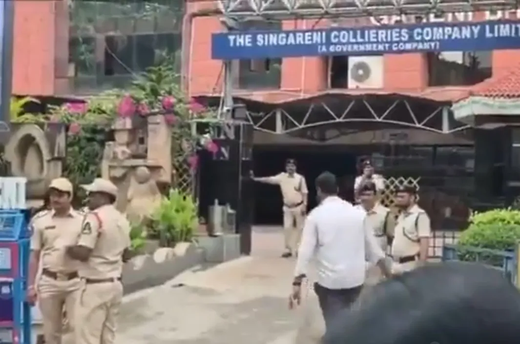 లక్డీకాపుల్‌లో హైటెన్షన్