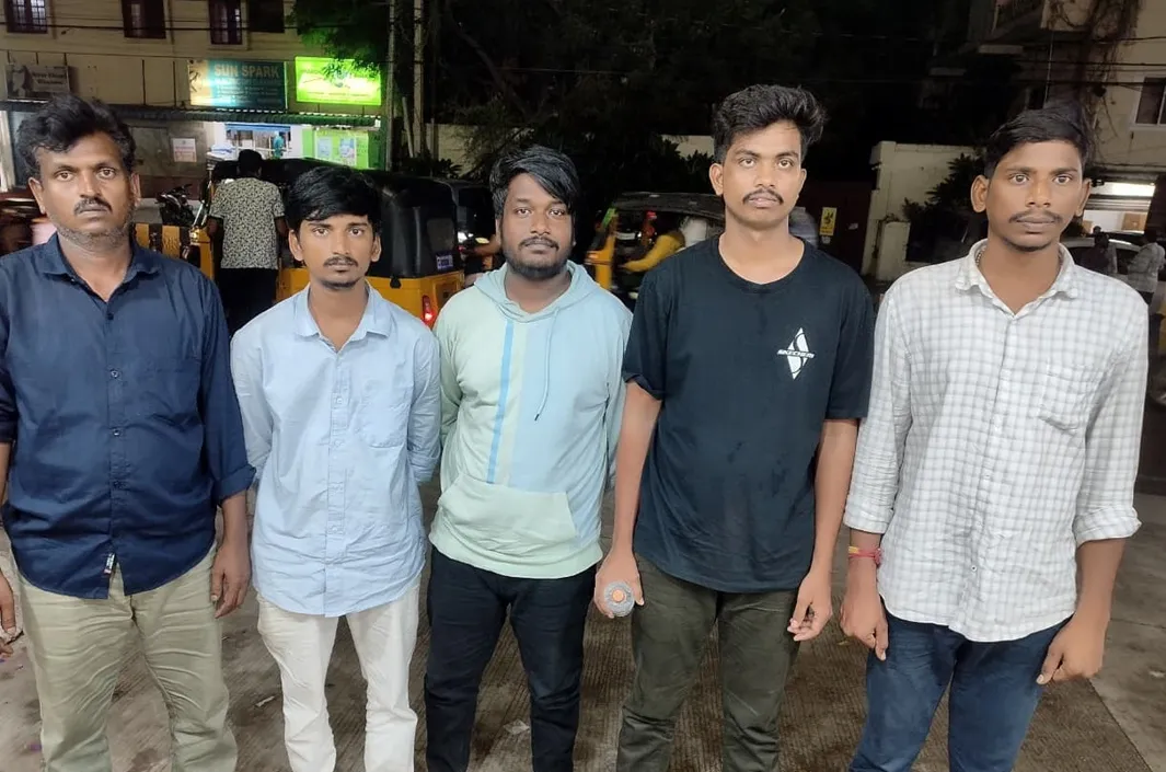 పోలీసు పెట్రోలింగ్ వాహనంపై దాడి