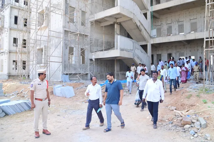 ఇంటిగ్రేటెడ్ రెసిడెన్షియల్ పాఠశాల నిర్మాణాన్ని పరిశీలించిన కలెక్టర్