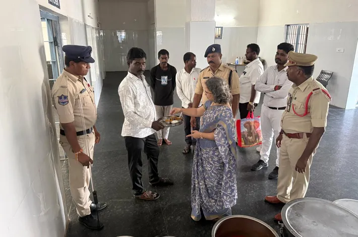 ఖైదీలు సత్ప్రవర్తనతో ఉండాలి
