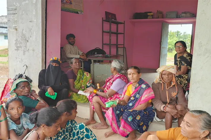 సిగ్నల్ లేక..పండుటాకుల పరేషాన్ 