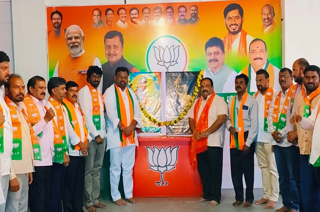 వాల్మీకి రచించిన రామాయణం ప్రపంచానికి ఆదర్శం