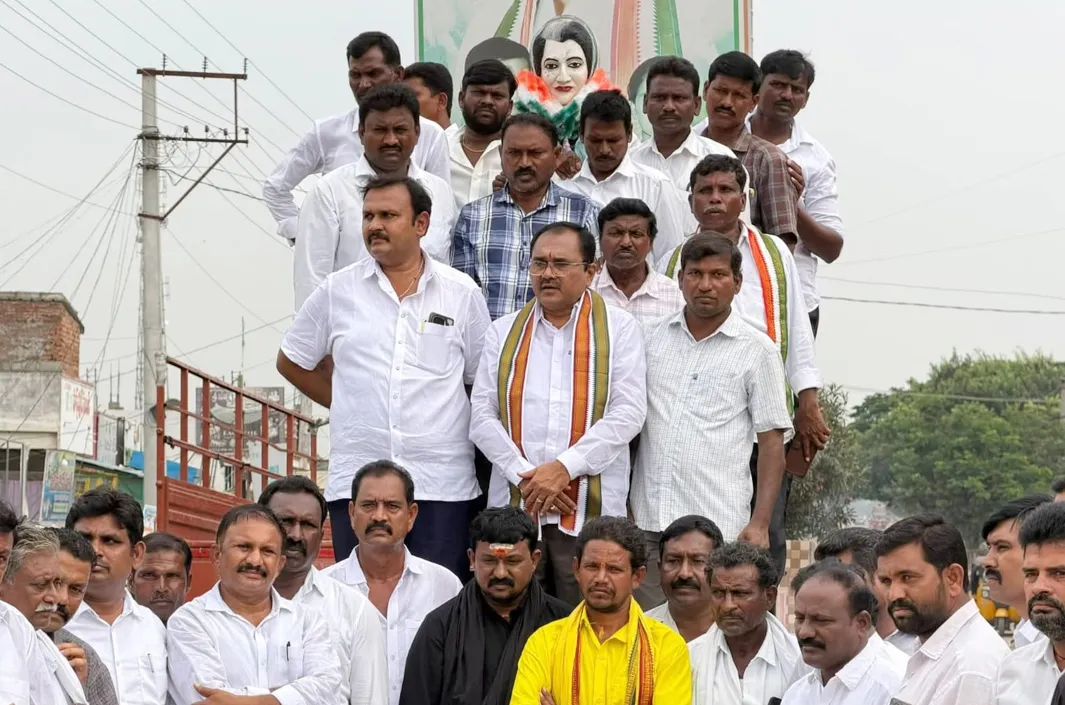 కాంగ్రెస్ పార్టీ ఆధ్వర్యంలో ఇందిరాగాంధీ కి ఘన నివాళులు