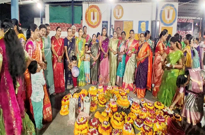 గణపురంలో ఘనంగా ఎంగిలిపూల బతుకమ్మ వేడుకలు