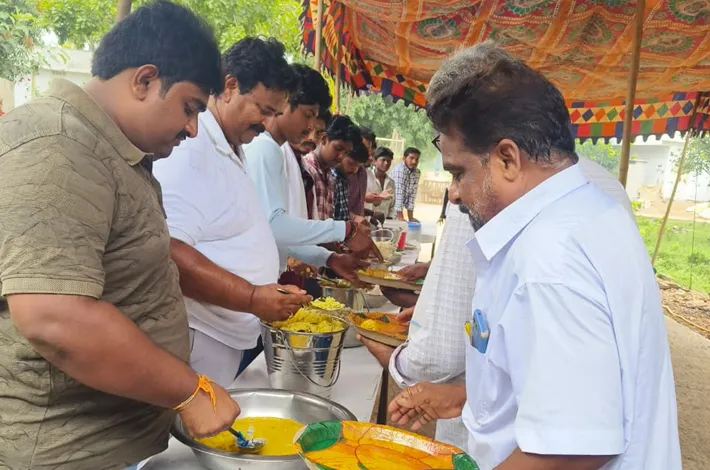 అకినేపల్లి మల్లారంలో మహా అన్నదానం 