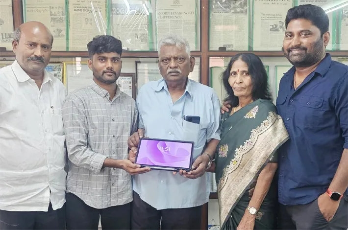 అనాథ గృహ విద్యార్థికి చేయూత
