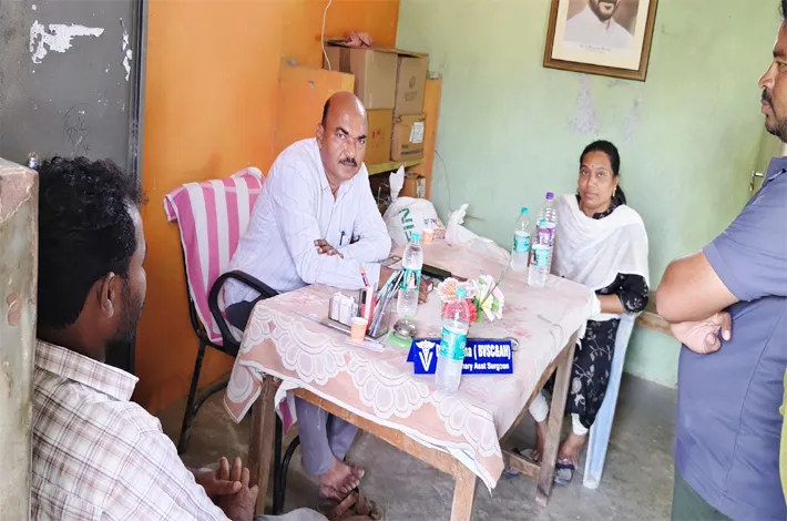 పశువైద్యాధికారి కార్యాలయాన్ని సందర్శించిన జిల్లా అధికారి