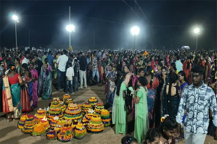 అంగరంగ వైభవంగా బతుకమ్మ సంబరాలు