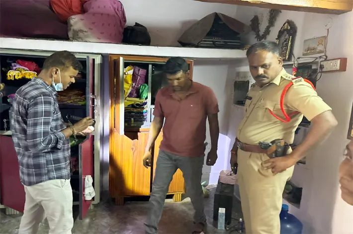 కుటుంబ సభ్యులు గాఢ నిద్రలో ఉండగా చోరీ