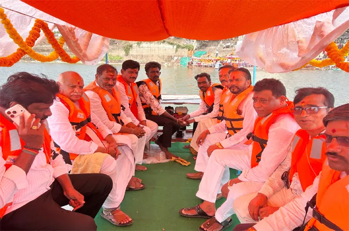 బోట్లు ప్రారంభించిన ఎమ్మెల్యే పటేల్