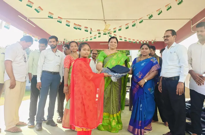 ప్రభుత్వ చేయూతతో విద్యార్థులు