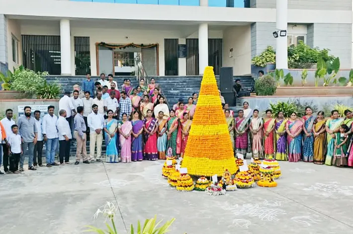 మున్సిపల్ కార్యాలయంలో ఘనంగా బతుకమ్మ సంబరాలు