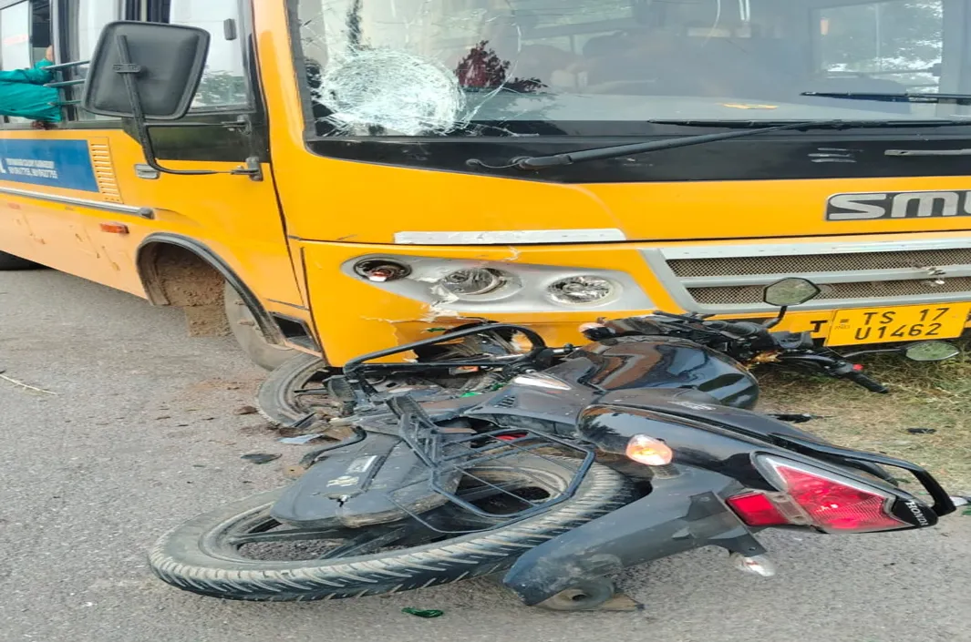 బస్సు–బైక్ ఢీ.. యువకుడికి తీవ్ర గాయాలు