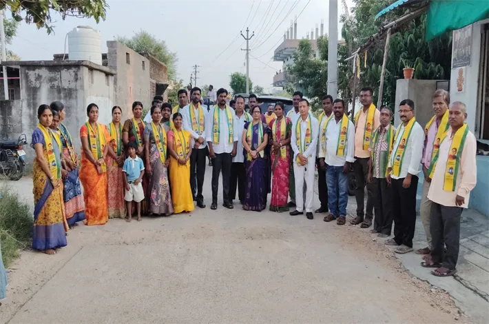 తెలంగాణ రక్షణ సేనలోకి 30 మంది మహిళలు, యువకులు