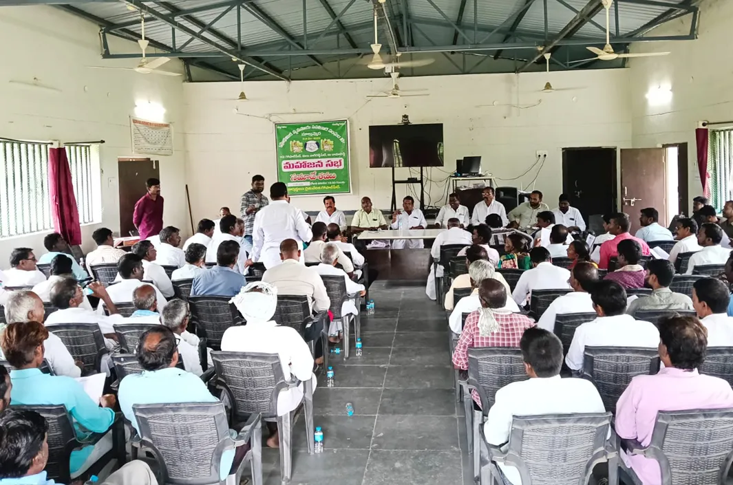 యూరియా రవాణా భారం ప్రభుత్వమే భరించాలి