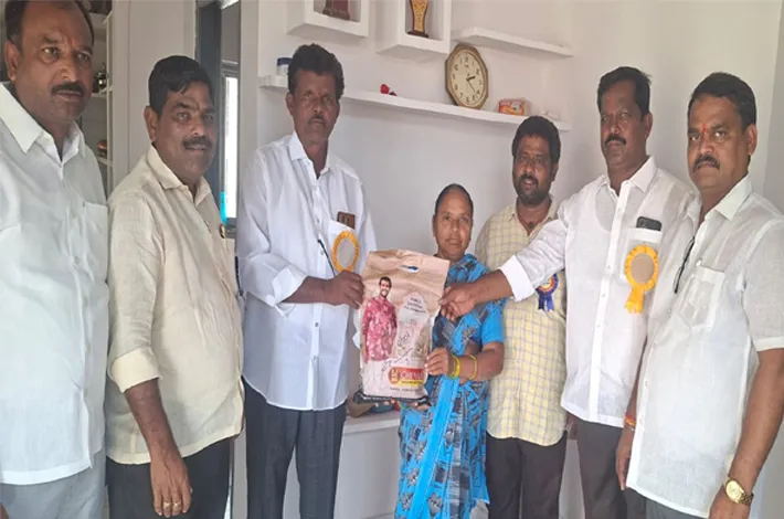 ఇందిరమ్మ లబ్దిదారులకు చీరలు పంపిణీ
