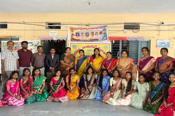 ప్రభుత్వ జూనియర్ కళాశాలలో ముందస్తు బతుకమ్మ వేడుకలు