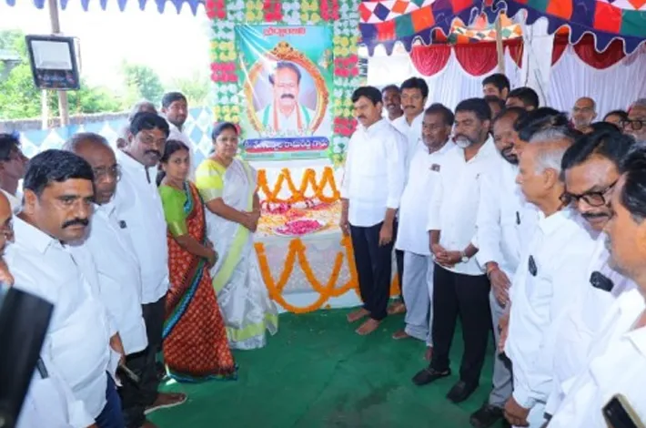 విషాదంలో కుటుంబాలకు నేతల భరోసా!