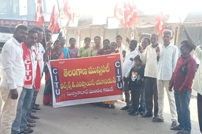 చలో హైదరాబాదుకు తరలి వెళ్లిన మున్సిపల్ కార్మికులు