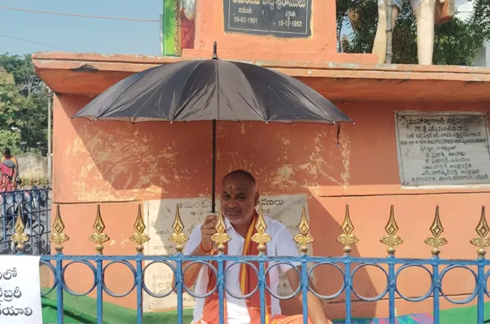 లైబ్రరీ, ఫైర్‌ స్టేషన్‌ కోసం ఆమరణ దీక్ష