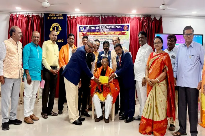 అన్ని వృత్తుల నిపుణులను చెక్కే శిల్పి ఉపాధ్యాయుడు
