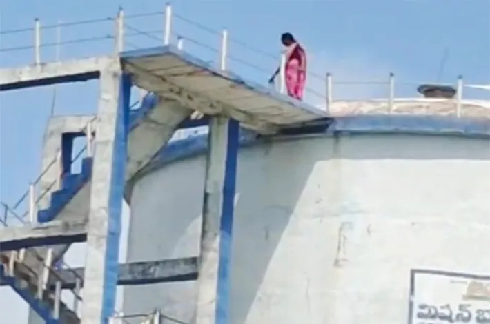 ఇచ్చోడలో వాటర్ ట్యాంక్ ఎక్కి మహిళ హల్‌చల్